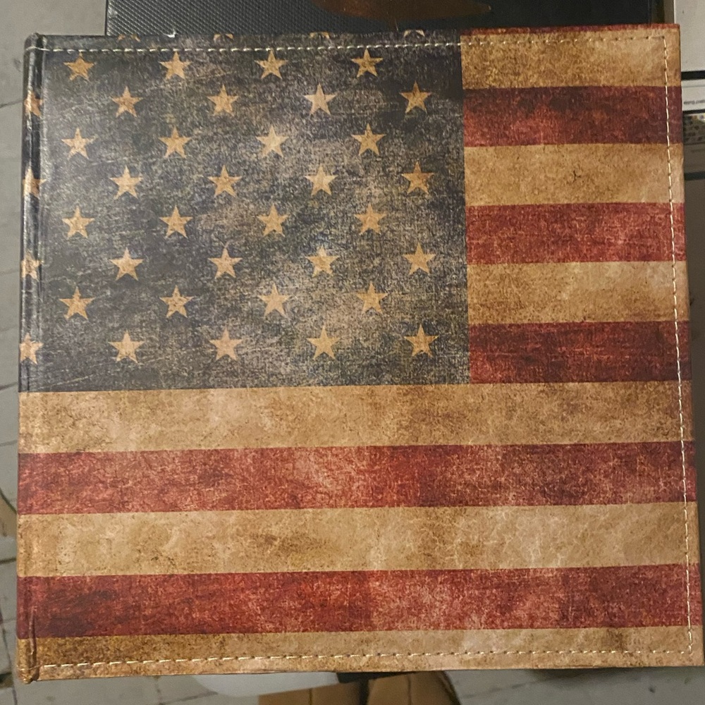 40 page American Flag photo album. Holds 160 4x6 photos or 80 5x7